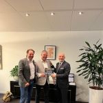 Burgemeester Valkenburg neemt watersnoodboekje Adfiz in ontvangst