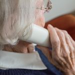 Corona: Menzis belt oudere verzekerden om te vragen hoe het gaat