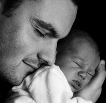 Baby met vader via Pixabay zw