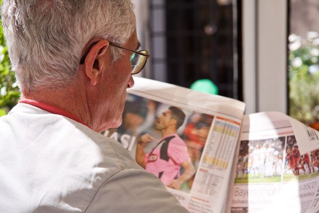 Bejaarde leest krant via Pixabay 2018