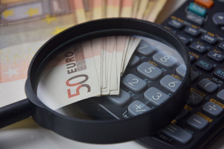 Loep geld rekenmachine via Pixabay